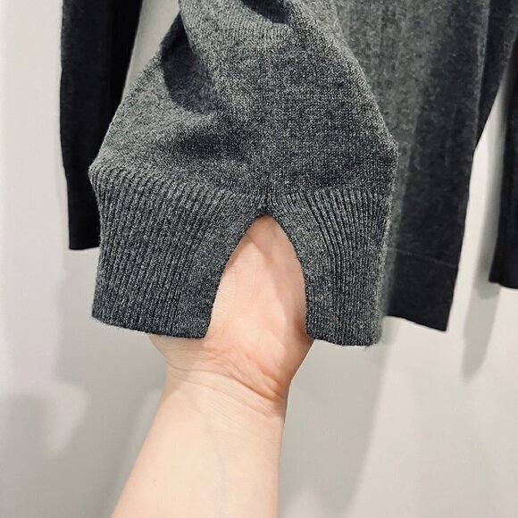 LOFT Petite Long Sleeve V Neck Grey Oversized Fall Knit Sweater size Small - Picture 5 of 5